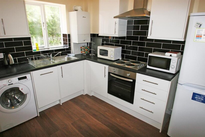 Chapel Fold, Hyde Park, Leeds, LS6 3RG 4 bed terraced house to rent - £2,149 pcm (£496 pw)