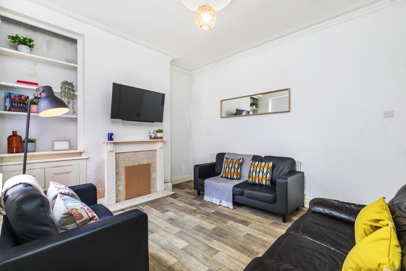 Burley Road, Leeds LS4 4 bed house to rent - £2,253 pcm (£520 pw)