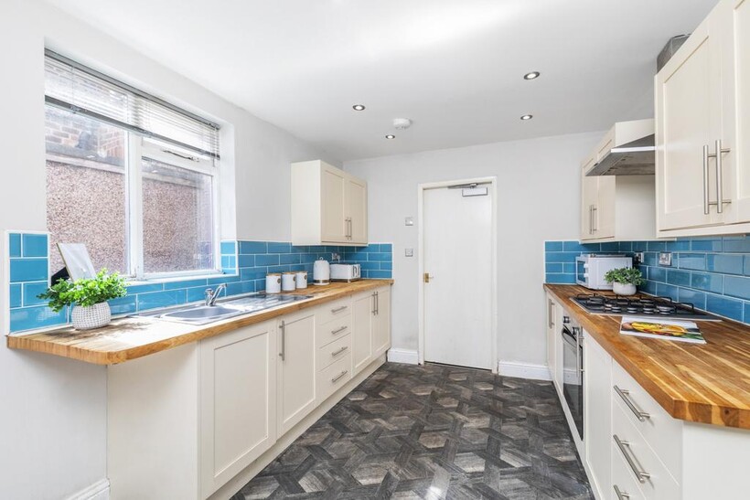 Burley Road, Leeds LS4 4 bed house to rent - £2,253 pcm (£520 pw)