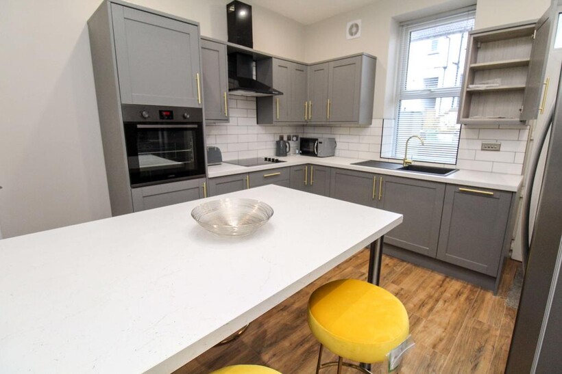 Highbury Terrace, Leeds LS6 4 bed house to rent - £2,513 pcm (£580 pw)
