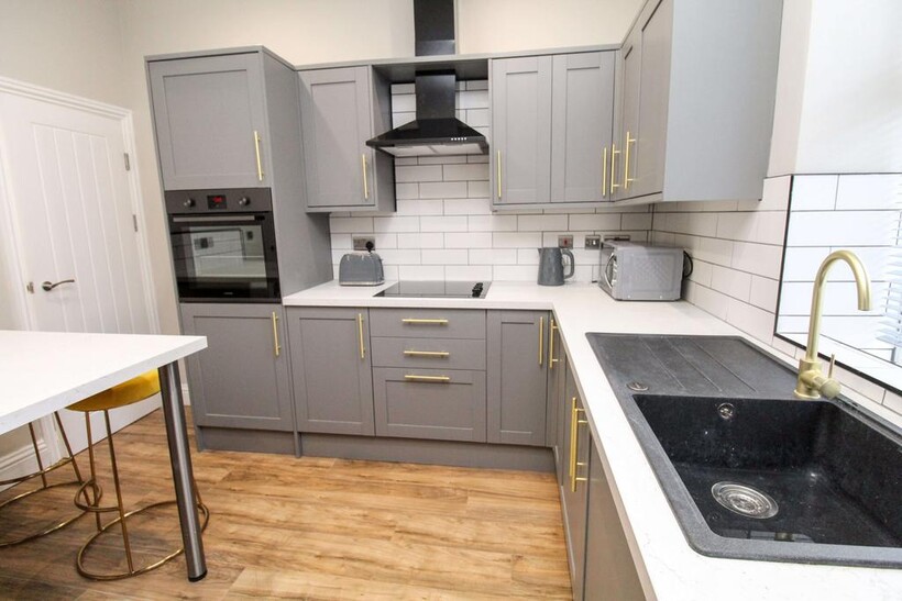 Highbury Terrace, Leeds LS6 4 bed house to rent - £2,513 pcm (£580 pw)