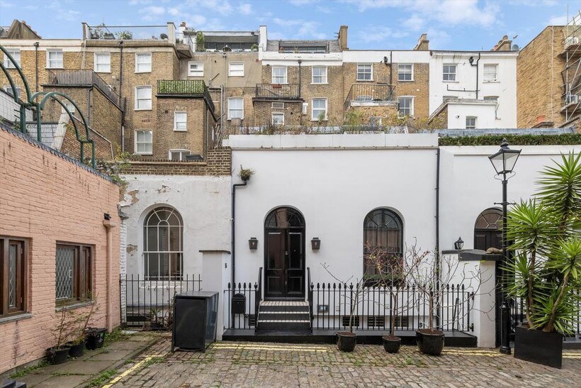 Craven Hill Mews, London, W2 3 bed detached house to rent - £8,498 pcm (£1,961 pw)