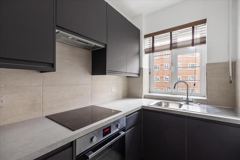 West Kensington Court, Barons Court... 3 bed apartment to rent - £2,850 pcm (£658 pw)