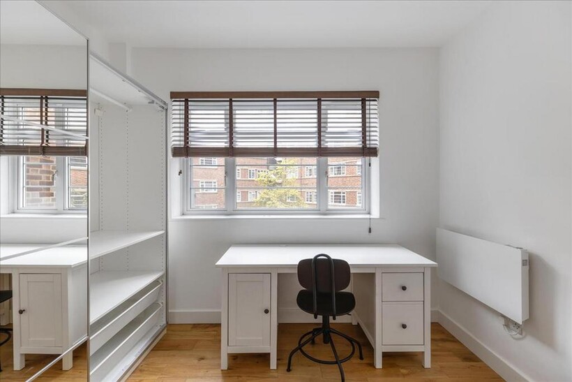 West Kensington Court, Barons Court... 3 bed apartment to rent - £2,850 pcm (£658 pw)