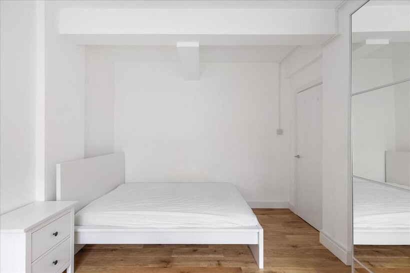 West Kensington Court, Barons Court... 3 bed apartment to rent - £2,850 pcm (£658 pw)