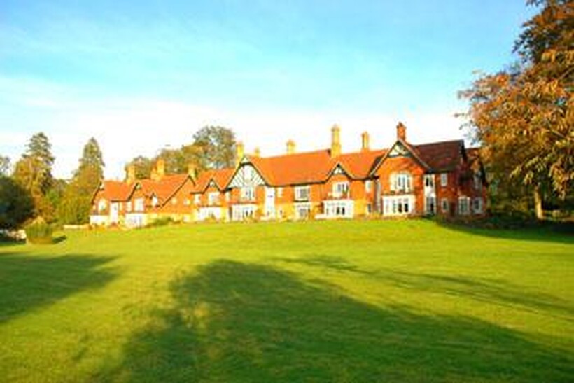 12 Thames Bank, Goring on Thames, RG8 2 bed apartment to rent - £2,150 pcm (£496 pw)