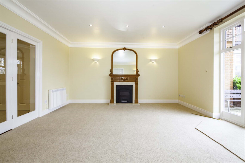 12 Thames Bank, Goring on Thames, RG8 2 bed apartment to rent - £2,150 pcm (£496 pw)