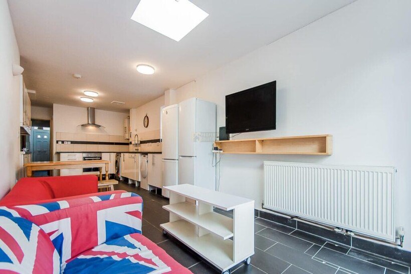 Grange Road, Birmingham B29 6 bed end of terrace house to rent - £3,330 pcm (£768 pw)