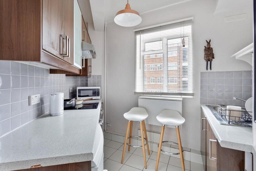 West Kensington Court, London, SW6 3 bed apartment to rent - £2,750 pcm (£635 pw)