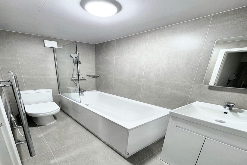 The Broadway, Southall, UB1 1 bed flat to rent - £1,925 pcm (£444 pw)