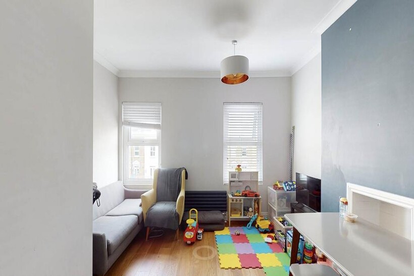 Uxbridge Road, Shepherds Bush, W12 8NL 2 bed flat to rent - £2,396 pcm (£553 pw)