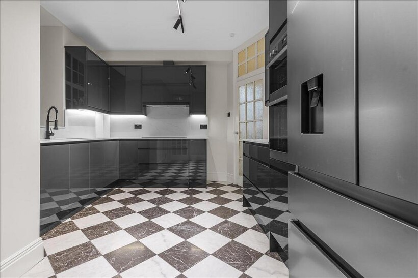 St. Mary's Abbots Court, London, W14 4 bed apartment to rent - £5,997 pcm (£1,384 pw)