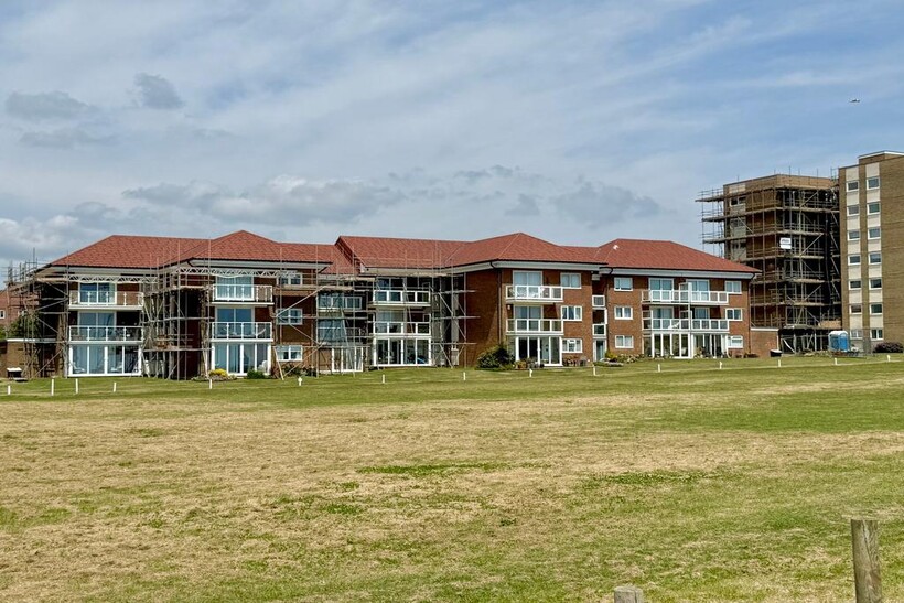 Sutton Place, Bexhill-on-Sea, TN40 2 bed flat to rent - £1,295 pcm (£299 pw)