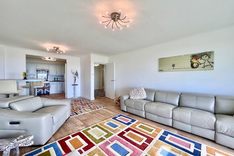 Sutton Place, Bexhill-on-Sea, TN40 2 bed flat to rent - £1,295 pcm (£299 pw)