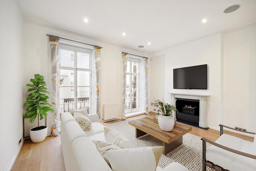 Chester Square, London, SW1W 4 bed terraced house to rent - £25,783 pcm (£5,950 pw)