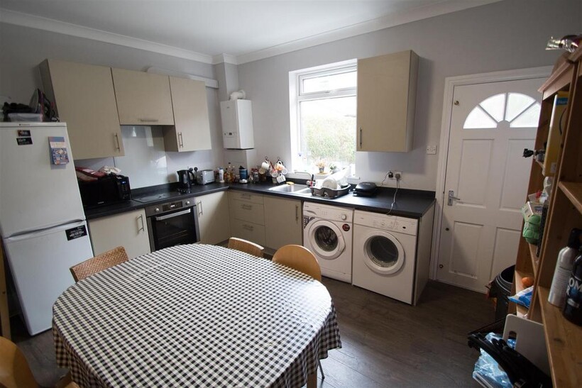 Mayville Place, Hyde Park, Leeds, LS6... 4 bed terraced house to rent - £2,340 pcm (£540 pw)