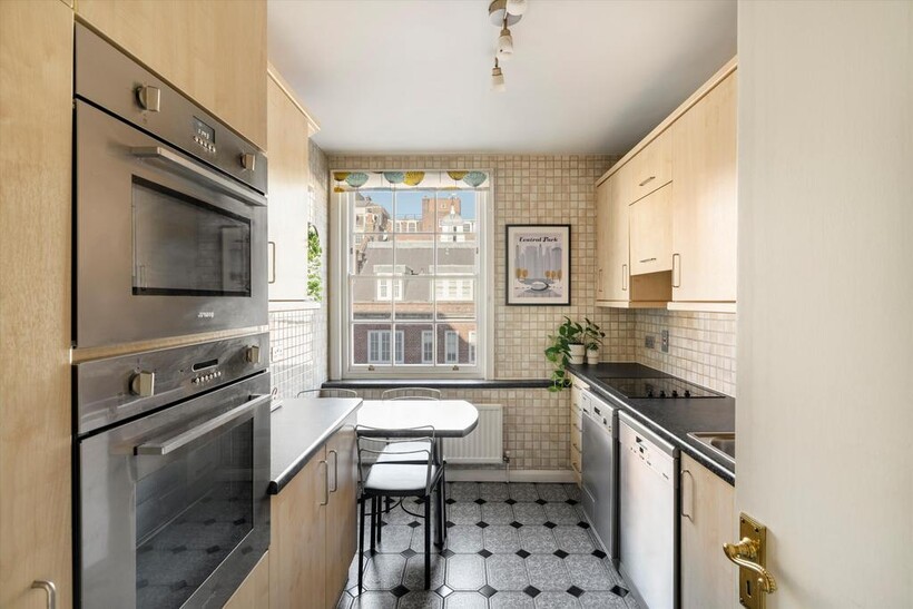 Reeves Mews, London, W1K 2 bed flat to rent - £7,583 pcm (£1,750 pw)