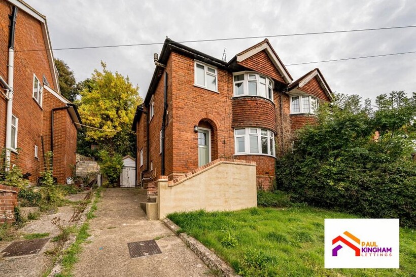 Healey Avenue, High Wycombe HP13 4 bed semi-detached house to rent - £1,950 pcm (£450 pw)