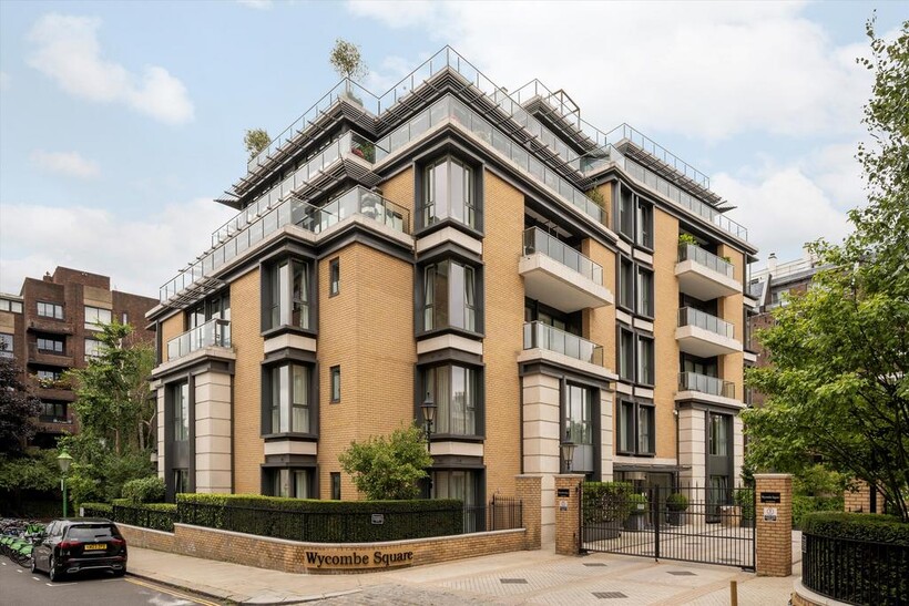 Wycombe Square, London, W8 2 bed flat to rent - £8,996 pcm (£2,076 pw)
