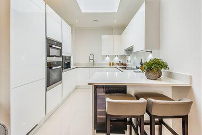 TWO BEDROOM APARTMENT | TO LET |... 2 bed apartment to rent - £4,377 pcm (£1,010 pw)