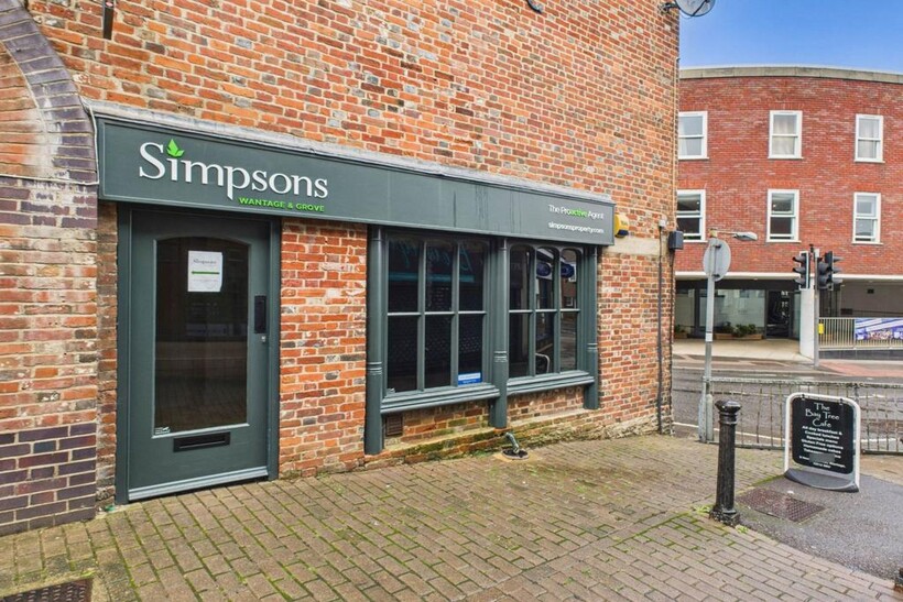 Market Place, Wantage OX12 Property to rent - £800 pcm (£185 pw)