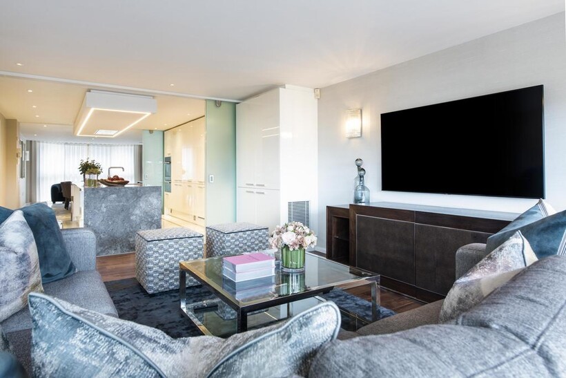 THREE BEDROOM APARTMENT TO LET, YOUNG... 3 bed penthouse to rent - £27,083 pcm (£6,250 pw)