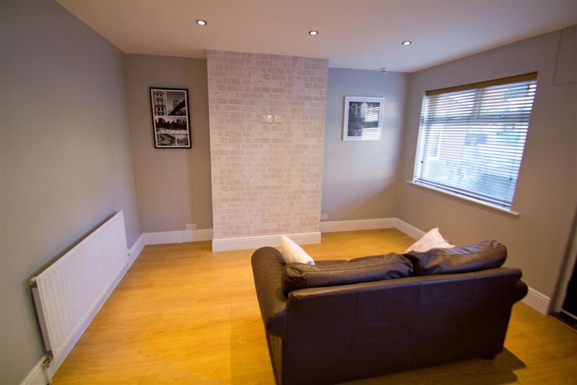 Chestnut Grove, Hyde Park, Leeds, LS6... 3 bed terraced house to rent - £1,885 pcm (£435 pw)