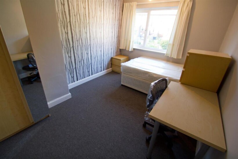 Chestnut Grove, Hyde Park, Leeds, LS6... 3 bed terraced house to rent - £1,885 pcm (£435 pw)