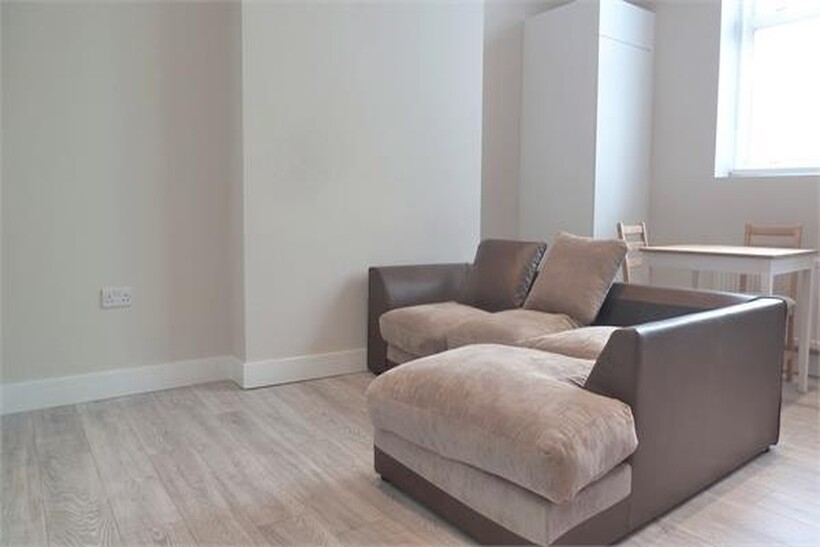 High Street, South Norwood SE25 2 bed flat to rent - £1,499 pcm (£346 pw)