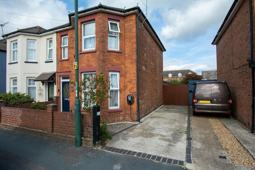 3 Bed Semi-Detached Capstone Road 3 bed semi-detached house to rent - £1,590 pcm (£367 pw)