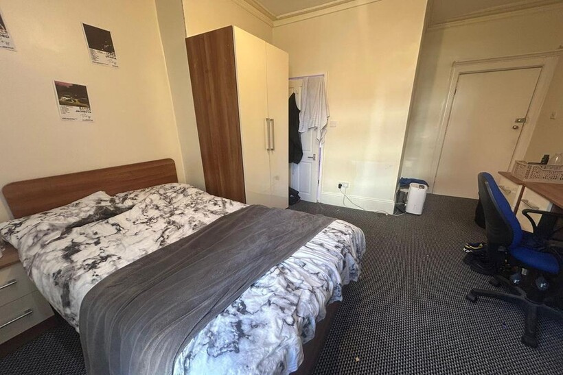 A well-maintained double bedroom featuring a sp...