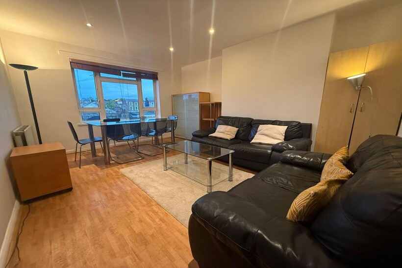Southwell Road, London SE5 3 bed flat to rent - £2,699 pcm (£623 pw)