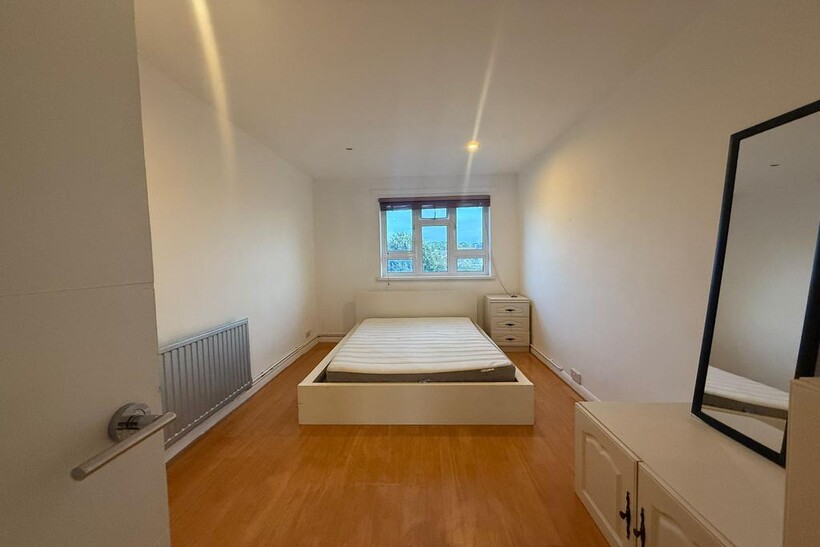 Southwell Road, London SE5 3 bed flat to rent - £2,699 pcm (£623 pw)