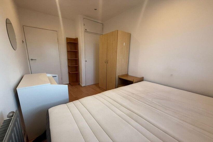 Southwell Road, London SE5 3 bed flat to rent - £2,699 pcm (£623 pw)