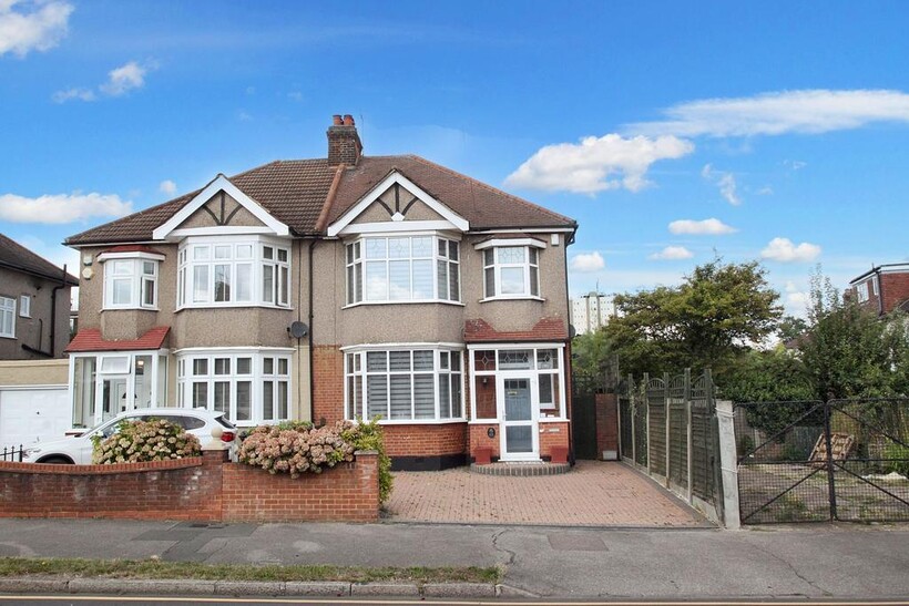 Broadmead Road, Woodford Green, IG8 3 bed semi-detached house to rent - £2,850 pcm (£658 pw)