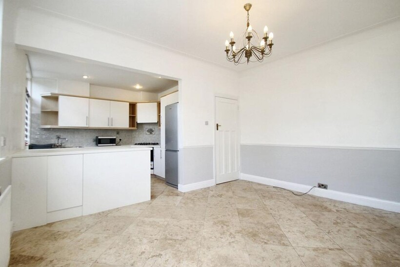 Broadmead Road, Woodford Green, IG8 3 bed semi-detached house to rent - £2,850 pcm (£658 pw)