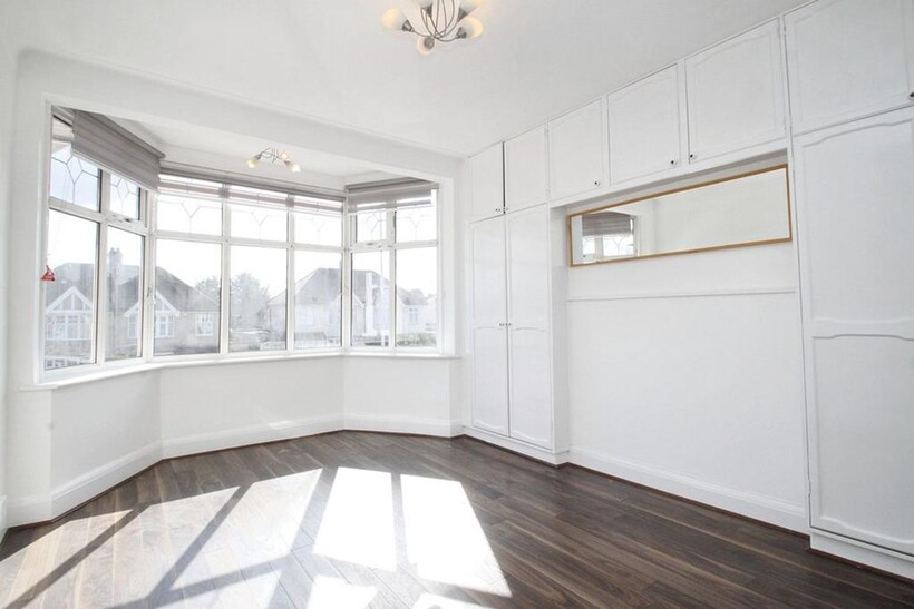 Broadmead Road, Woodford Green, IG8 3 bed semi-detached house to rent - £2,850 pcm (£658 pw)