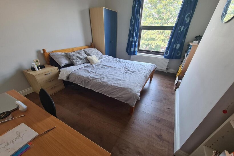 A tidy double bedroom featuring a comfortable d...