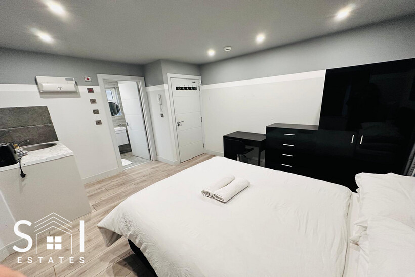 Waltham Avenue, Hayes, UB3 1TB 1 bed in a house share to rent - £780 pcm (£180 pw)