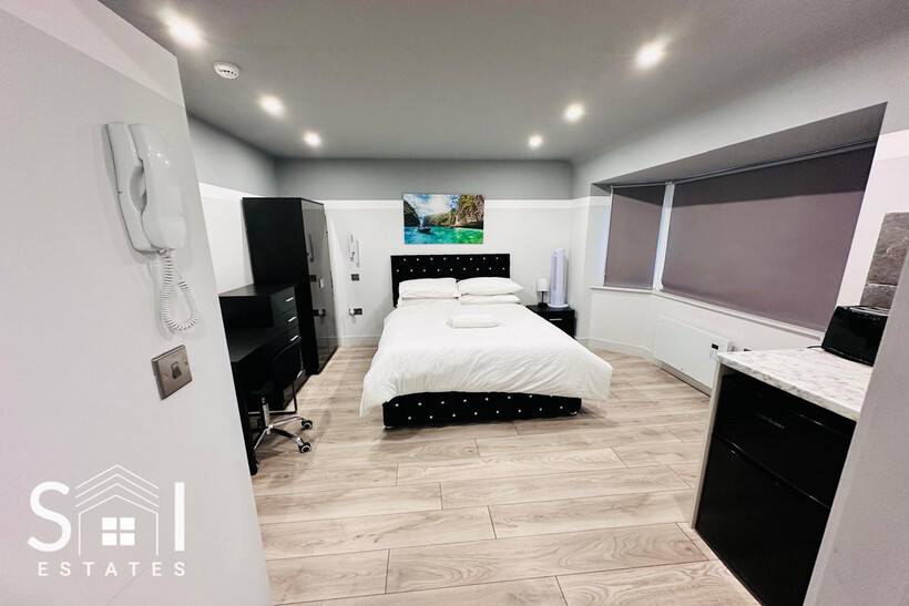 Waltham Avenue, Hayes, UB3 1TB 1 bed in a house share to rent - £780 pcm (£180 pw)