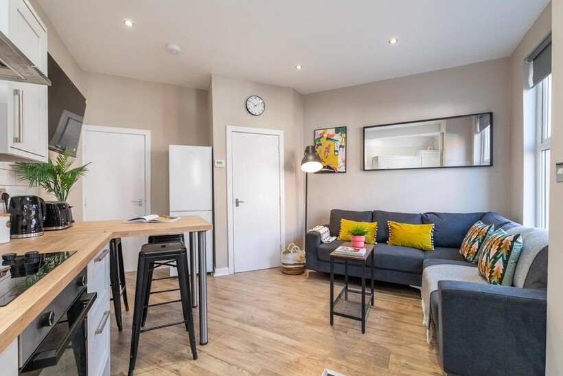 Knowle Grove, Leeds LS4 4 bed house to rent - £2,340 pcm (£540 pw)