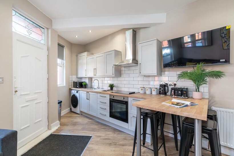 Knowle Grove, Leeds LS4 4 bed house to rent - £2,340 pcm (£540 pw)