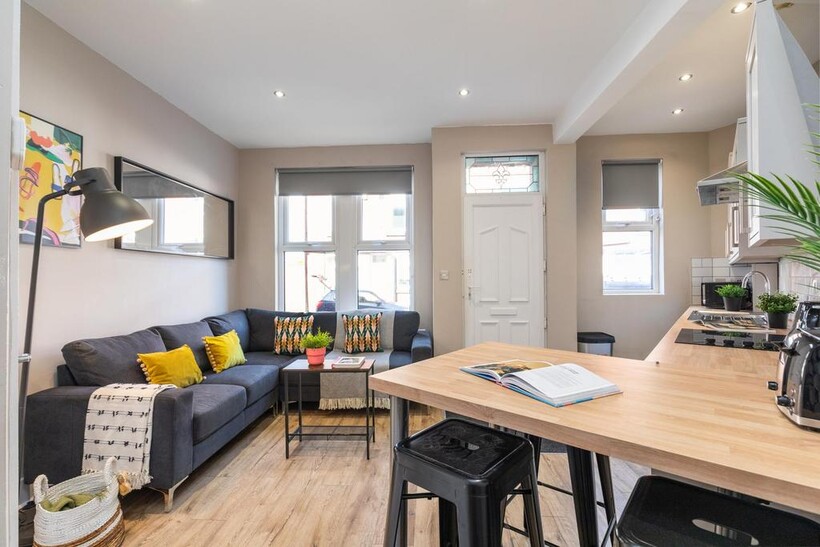 Knowle Grove, Leeds LS4 4 bed house to rent - £2,340 pcm (£540 pw)