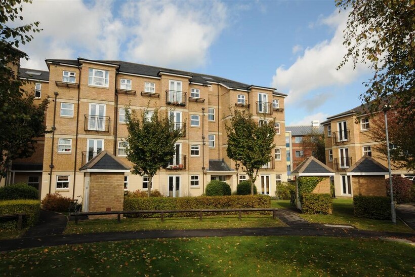 Venneit Close 3 bed flat to rent - £2,520 pcm (£582 pw)