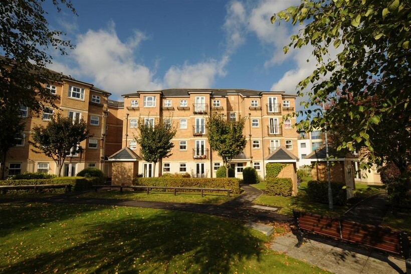 Venneit Close 3 bed flat to rent - £2,520 pcm (£582 pw)