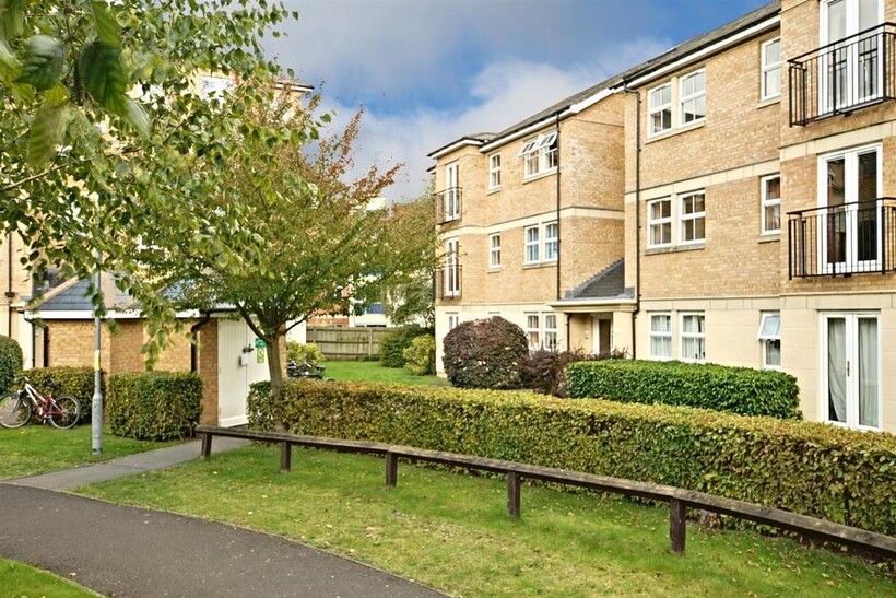 Venneit Close 3 bed flat to rent - £2,520 pcm (£582 pw)