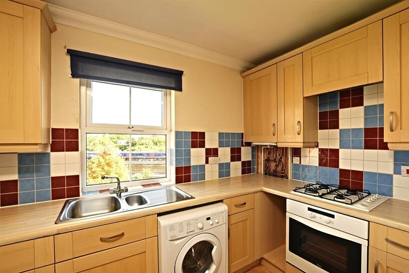 Venneit Close 3 bed flat to rent - £2,520 pcm (£582 pw)