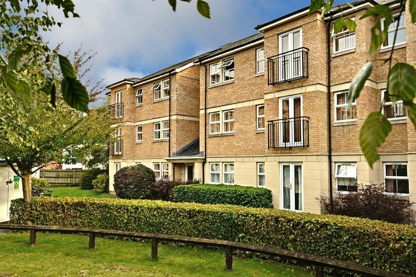 Venneit Close 3 bed flat to rent - £2,520 pcm (£582 pw)