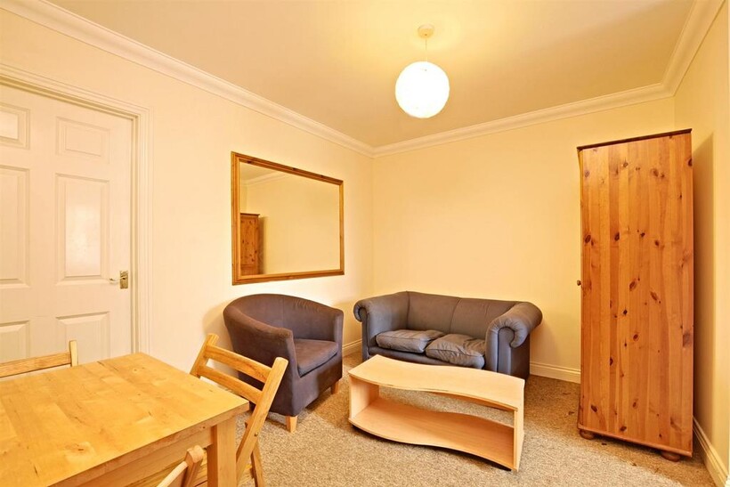 Venneit Close 3 bed flat to rent - £2,520 pcm (£582 pw)