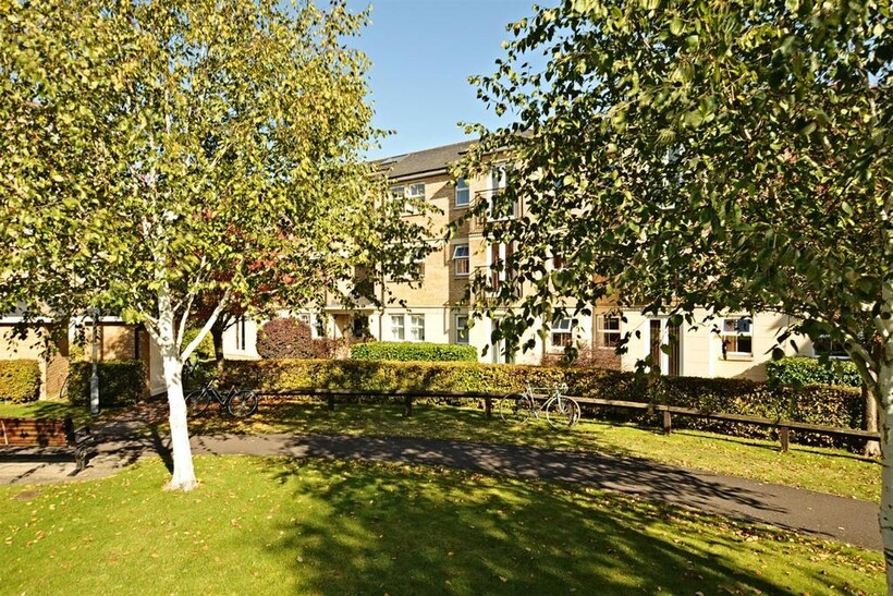 Venneit Close 3 bed flat to rent - £2,520 pcm (£582 pw)